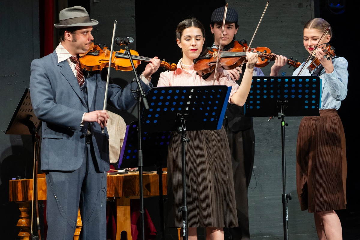 FOTO: Folklórny súbor Furmani oslávil 20 rokov. Galaprogram v nitrianskom divadle priniesol emotívne momenty, foto 3