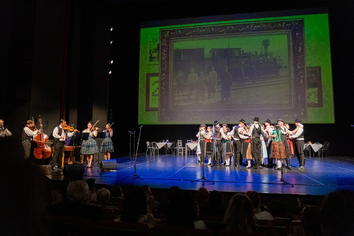 FOTO: Folklórny súbor Furmani oslávil 20 rokov. Galaprogram v nitrianskom divadle priniesol emotívne momenty, foto 4