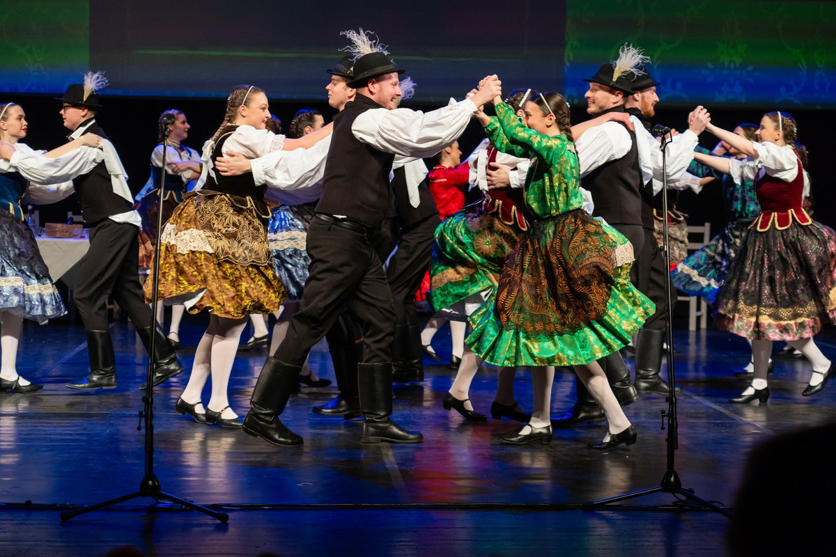 FOTO: Folklórny súbor Furmani oslávil 20 rokov. Galaprogram v nitrianskom divadle priniesol emotívne momenty, foto 5