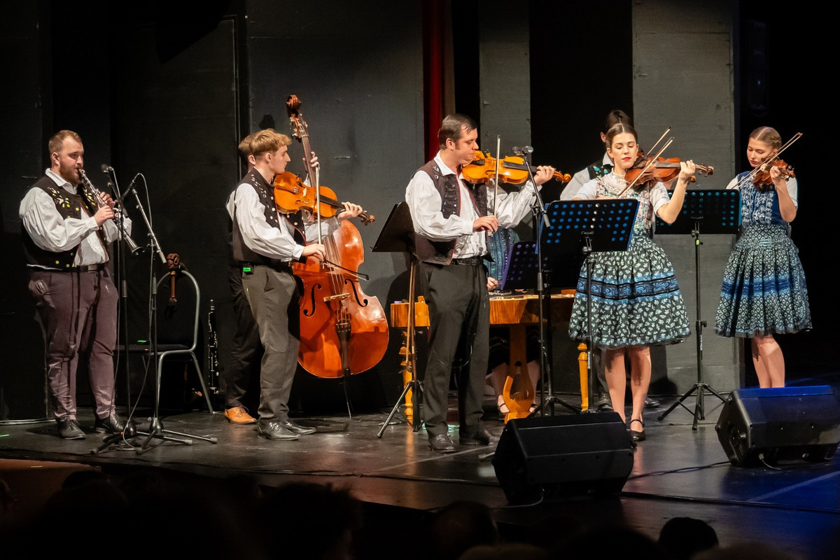 FOTO: Folklórny súbor Furmani oslávil 20 rokov. Galaprogram v nitrianskom divadle priniesol emotívne momenty, foto 6