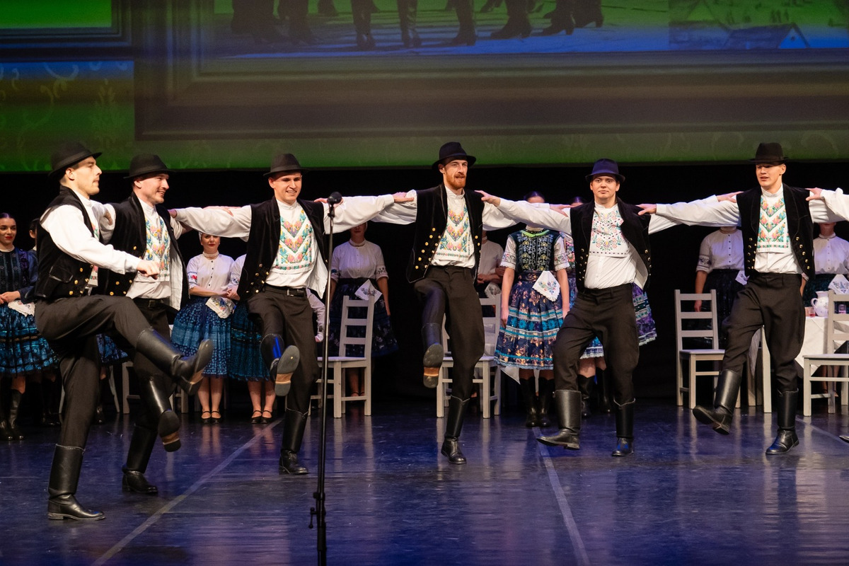 FOTO: Folklórny súbor Furmani oslávil 20 rokov. Galaprogram v nitrianskom divadle priniesol emotívne momenty, foto 7