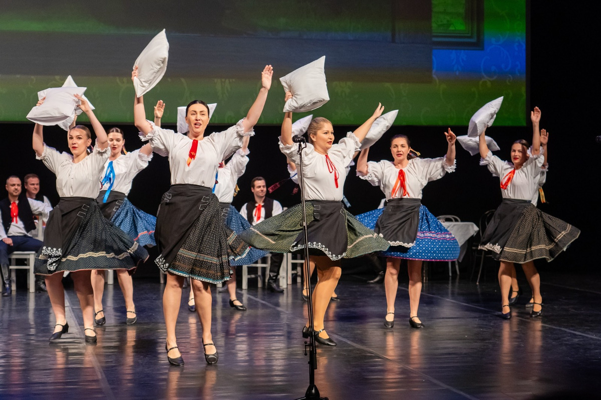 FOTO: Folklórny súbor Furmani oslávil 20 rokov. Galaprogram v nitrianskom divadle priniesol emotívne momenty, foto 8