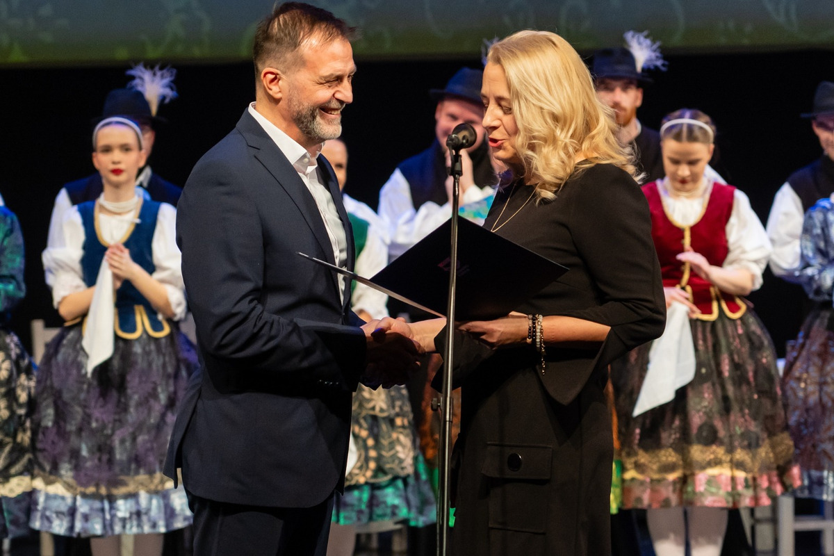 FOTO: Folklórny súbor Furmani oslávil 20 rokov. Galaprogram v nitrianskom divadle priniesol emotívne momenty, foto 9