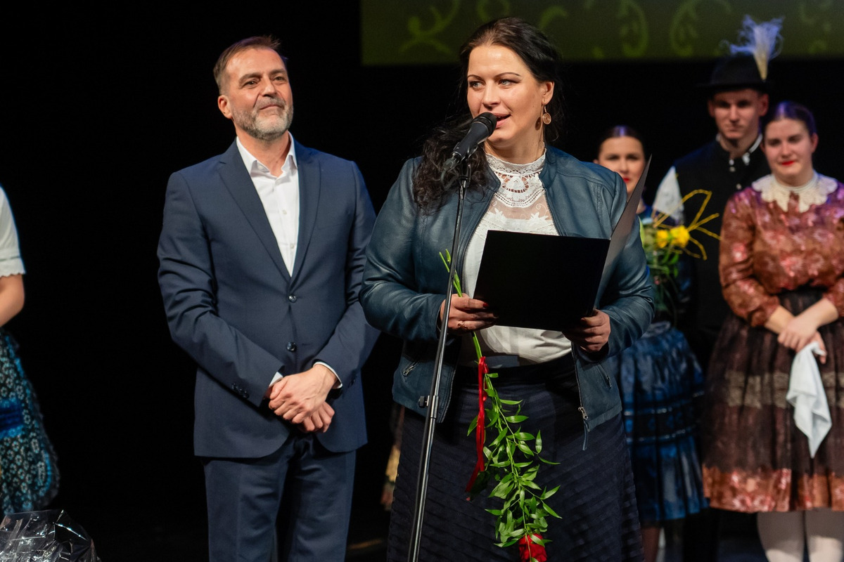 FOTO: Folklórny súbor Furmani oslávil 20 rokov. Galaprogram v nitrianskom divadle priniesol emotívne momenty, foto 10