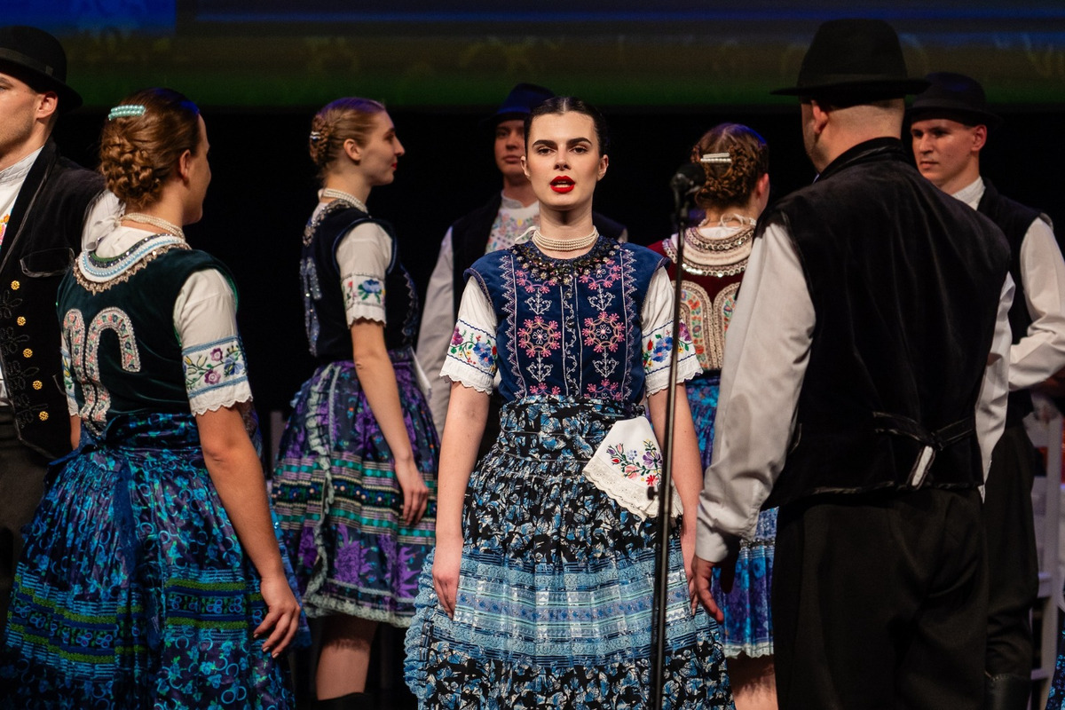 FOTO: Folklórny súbor Furmani oslávil 20 rokov. Galaprogram v nitrianskom divadle priniesol emotívne momenty, foto 11