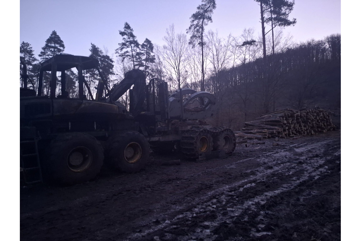 FOTO: Nočný požiar lesných strojov v Bohuniciach, foto 4