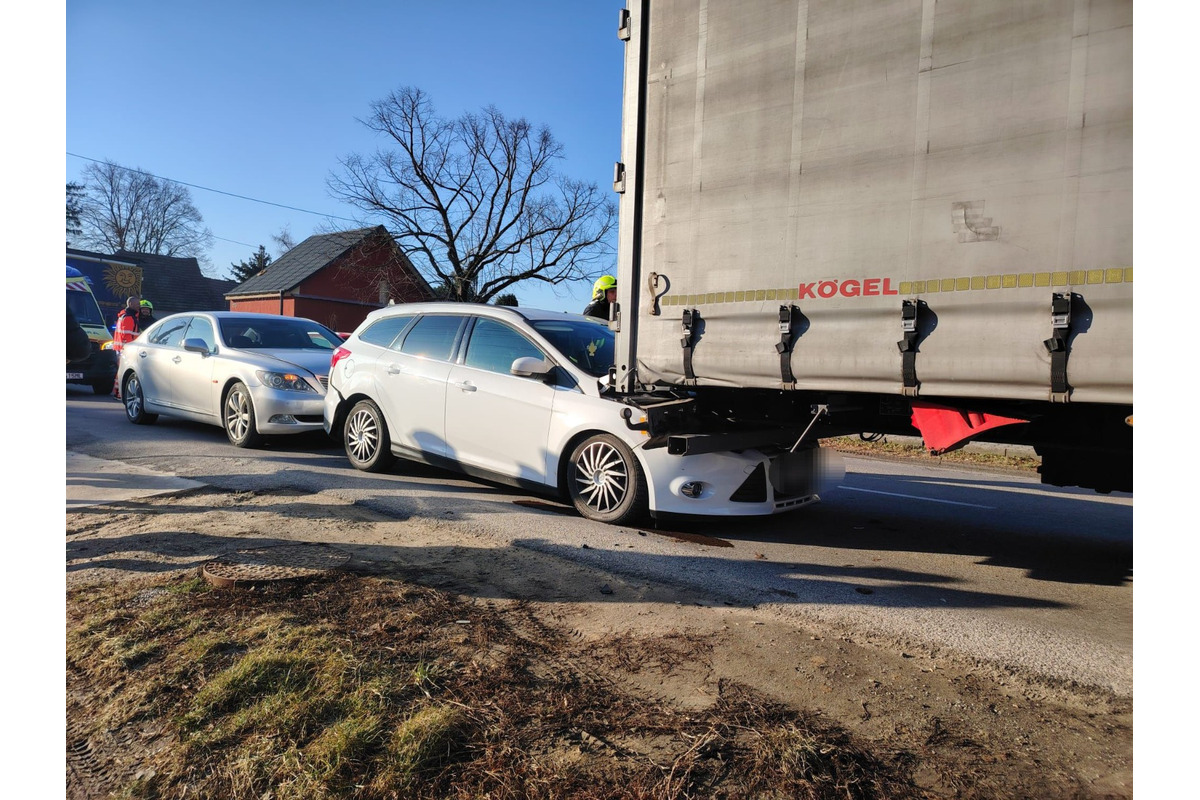 FOTO: V Lužiankach došlo k reťazovej havárii. Jedno osobné auto skončilo pod návesom kamióna, foto 3