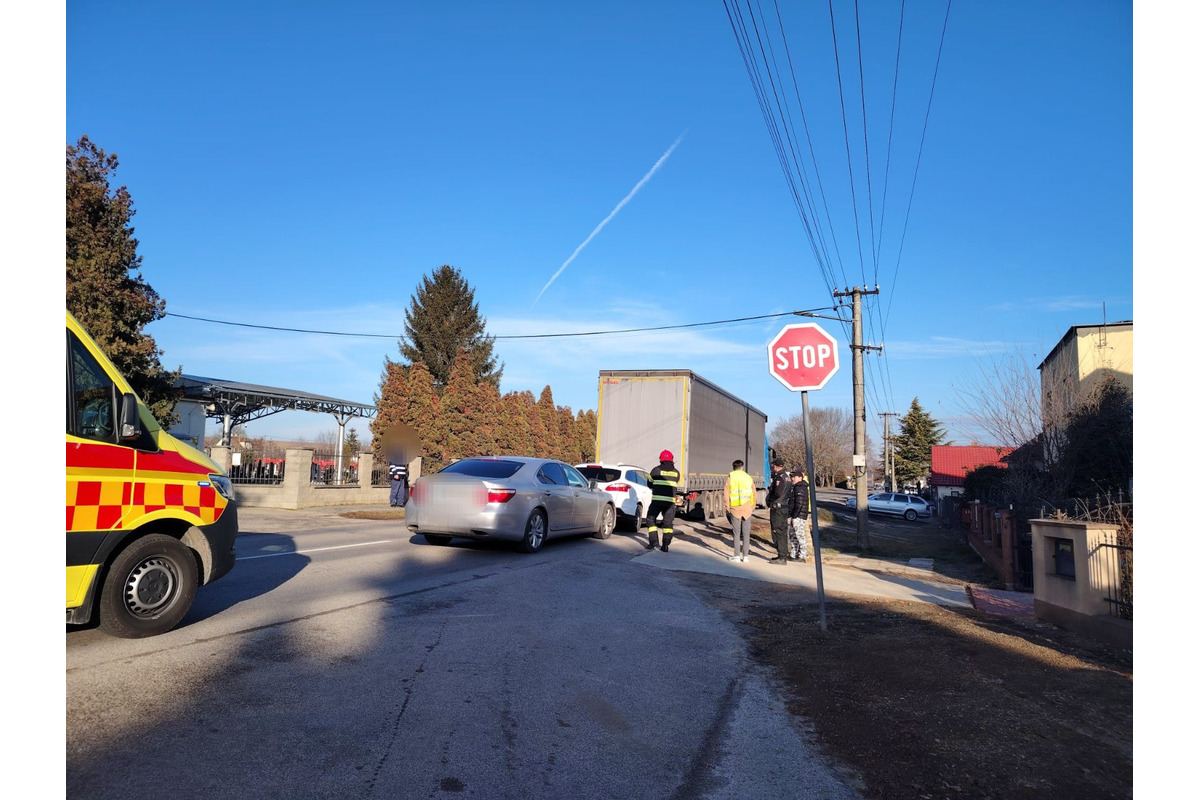 FOTO: V Lužiankach došlo k reťazovej havárii. Jedno osobné auto skončilo pod návesom kamióna, foto 4
