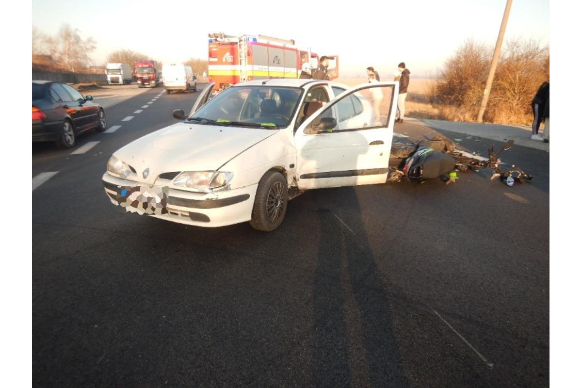 FOTO: Zrážka osobného auta s motorkárom v okrese Komárno, foto 1