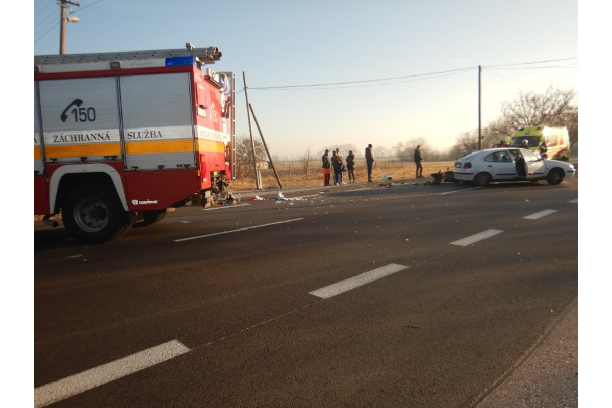 FOTO: Zrážka osobného auta s motorkárom v okrese Komárno, foto 2