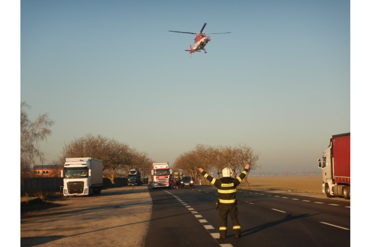 FOTO: Zrážka osobného auta s motorkárom v okrese Komárno, foto 3