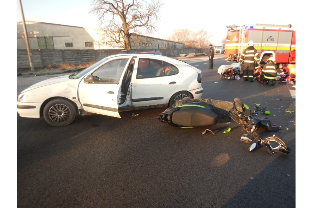 FOTO: Zrážka osobného auta s motorkárom v okrese Komárno, foto 4