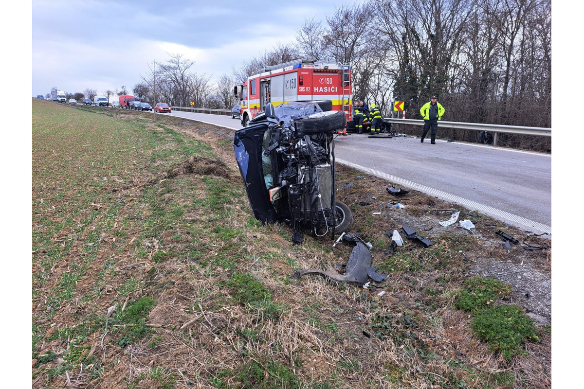 FOTO: Hrozivá nehoda pri obci Kuzmice. Z áut ostala iba kopa šrotu , foto 1