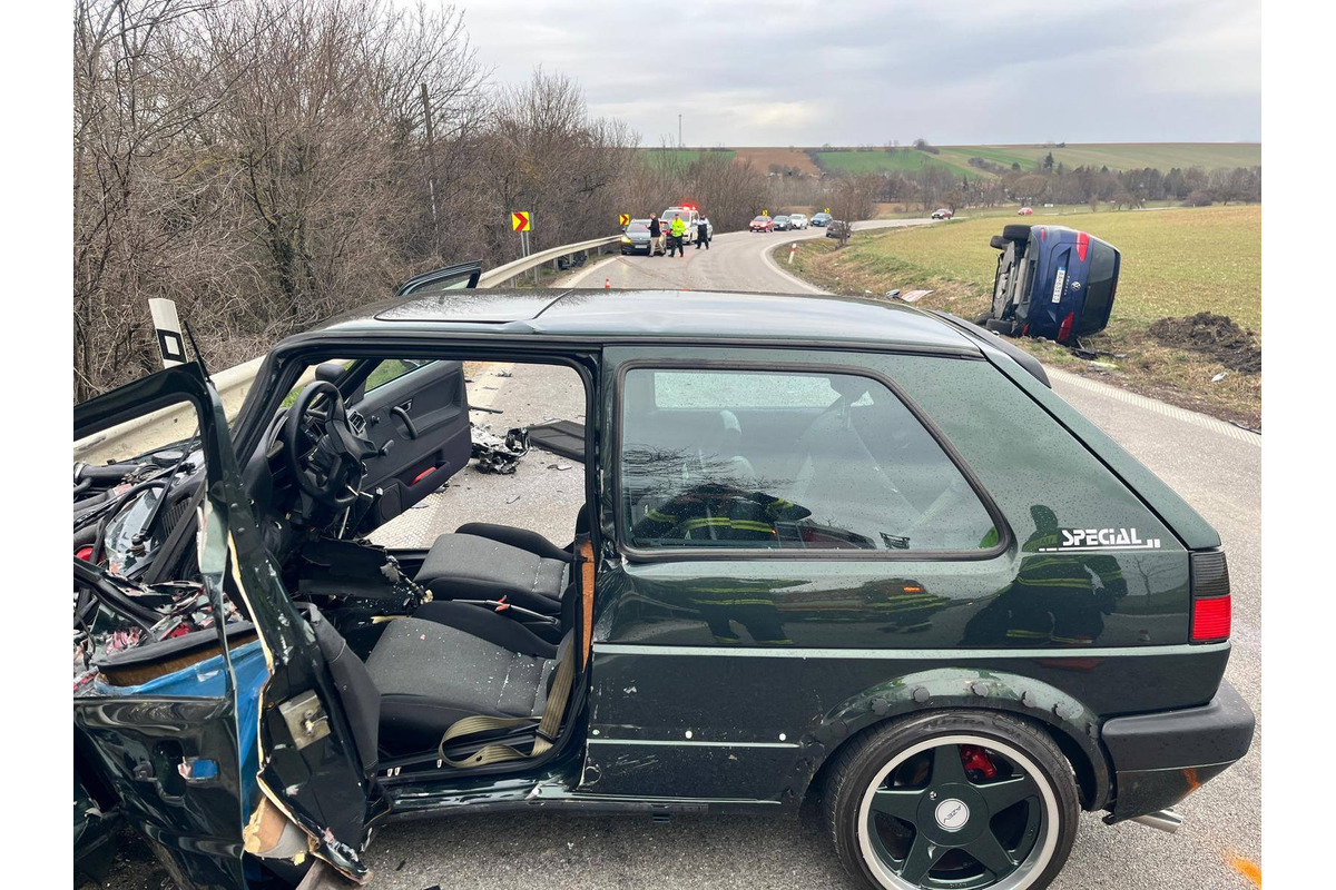 FOTO: Hrozivá nehoda pri obci Kuzmice. Z áut ostala iba kopa šrotu , foto 4