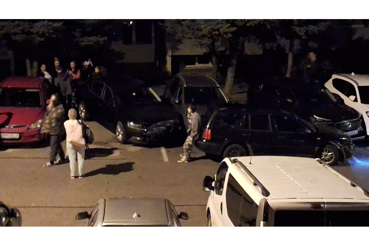 FOTO: Mladík nabúral na Petzvalovej ulici v Nitre päť áut, foto 1
