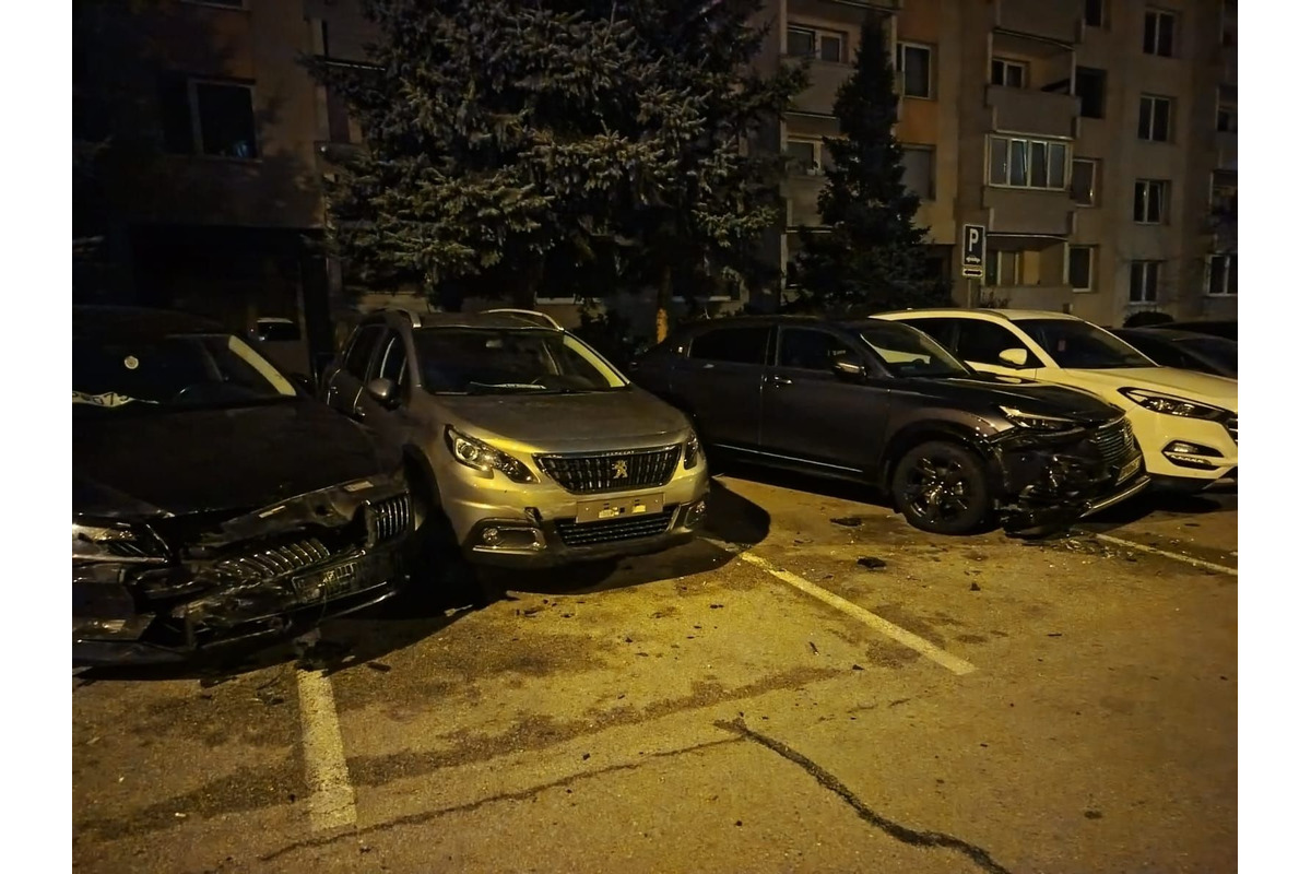 FOTO: Mladík nabúral na Petzvalovej ulici v Nitre päť áut, foto 2