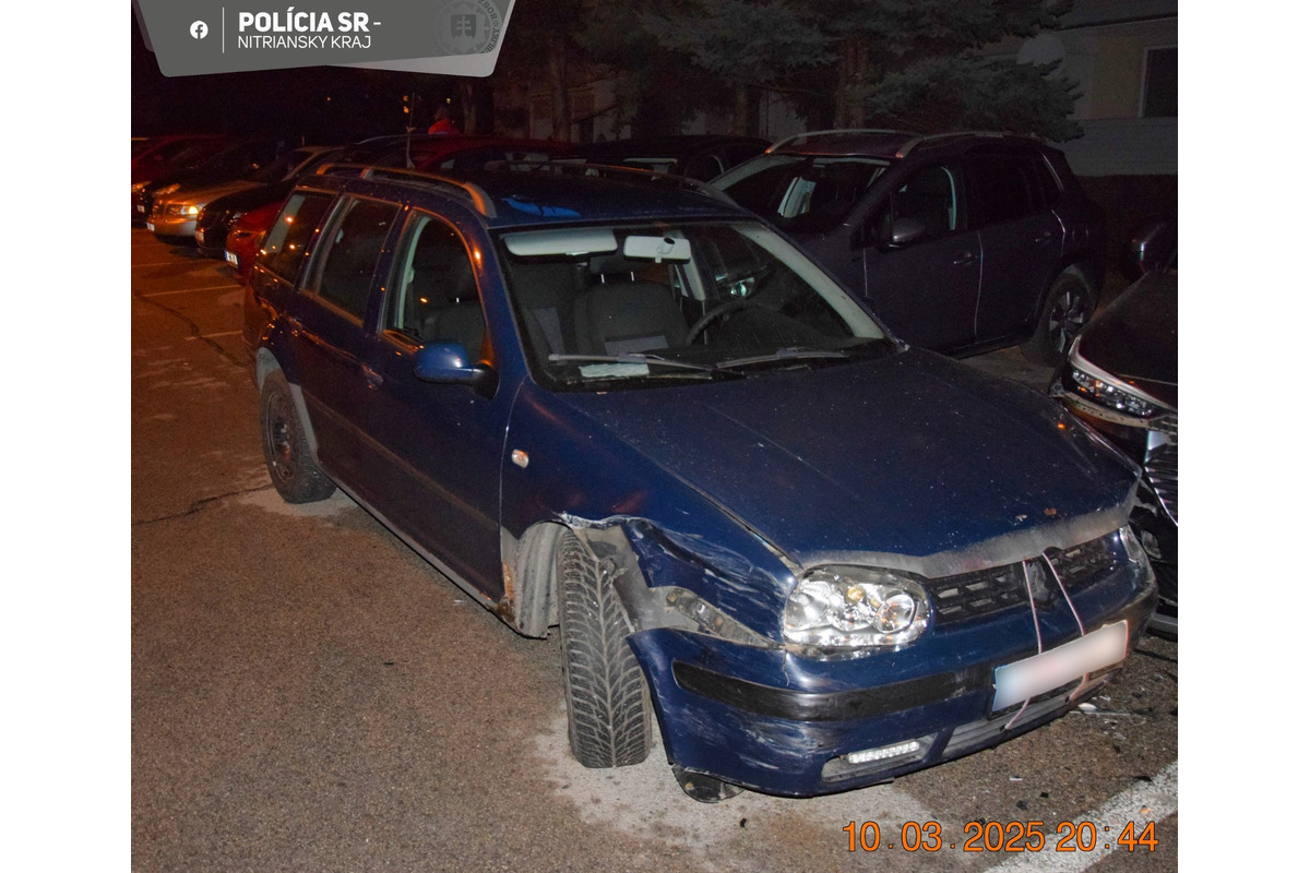FOTO: Mladík nabúral na Petzvalovej ulici v Nitre päť áut, foto 4