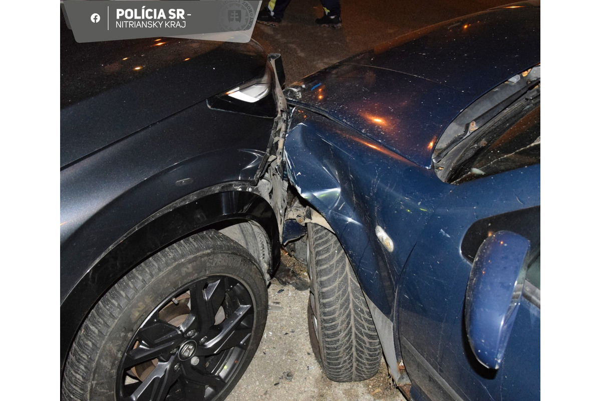 FOTO: Mladík nabúral na Petzvalovej ulici v Nitre päť áut, foto 5