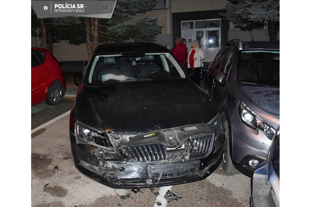 FOTO: Mladík nabúral na Petzvalovej ulici v Nitre päť áut, foto 6