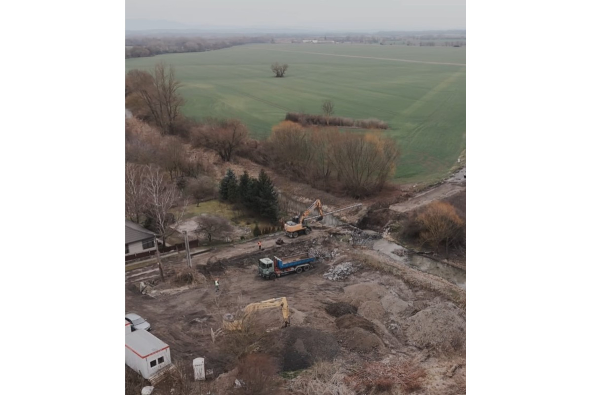 FOTO: V Starom Hrádku zbúrali nebezpečný most nad potokom Podlužianka, foto 1