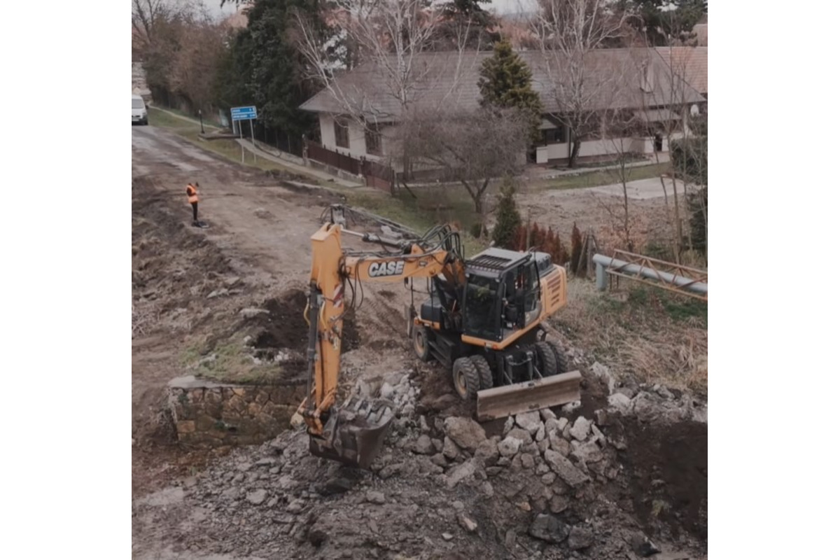 FOTO: V Starom Hrádku zbúrali nebezpečný most nad potokom Podlužianka, foto 2