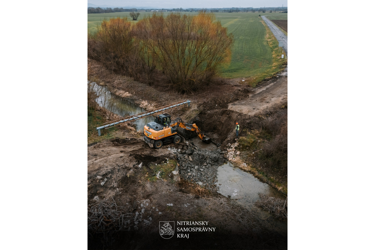 FOTO: V Starom Hrádku zbúrali nebezpečný most nad potokom Podlužianka, foto 6