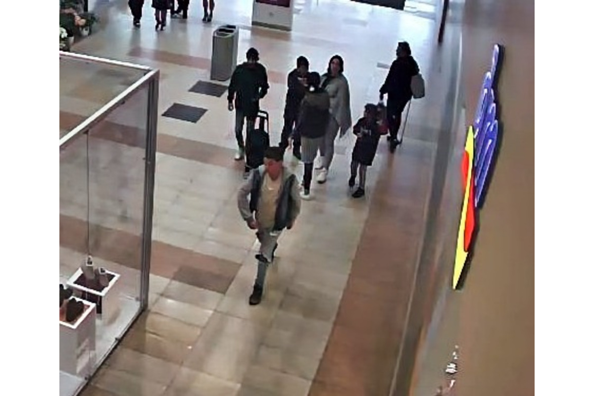 FOTO: Polícia v Nitre objasňuje krádež, nepoznáte osoby na záberoch? , foto 1