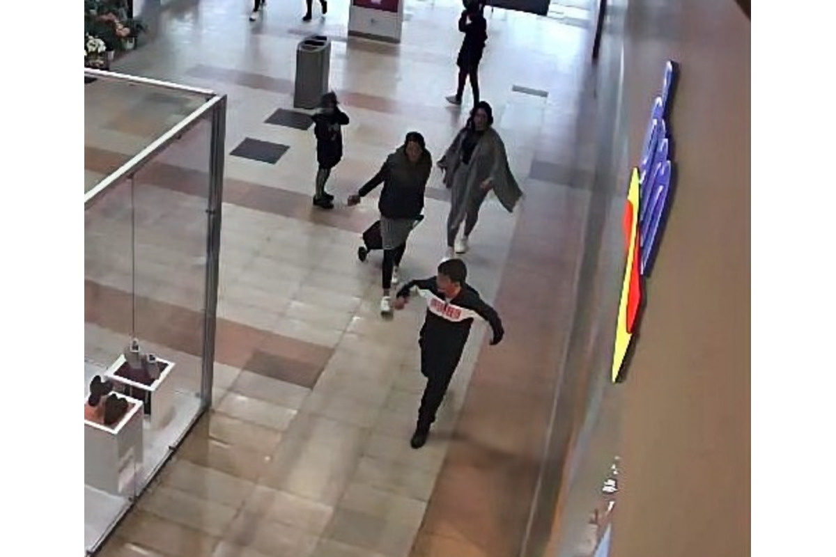 FOTO: Polícia v Nitre objasňuje krádež, nepoznáte osoby na záberoch? , foto 2