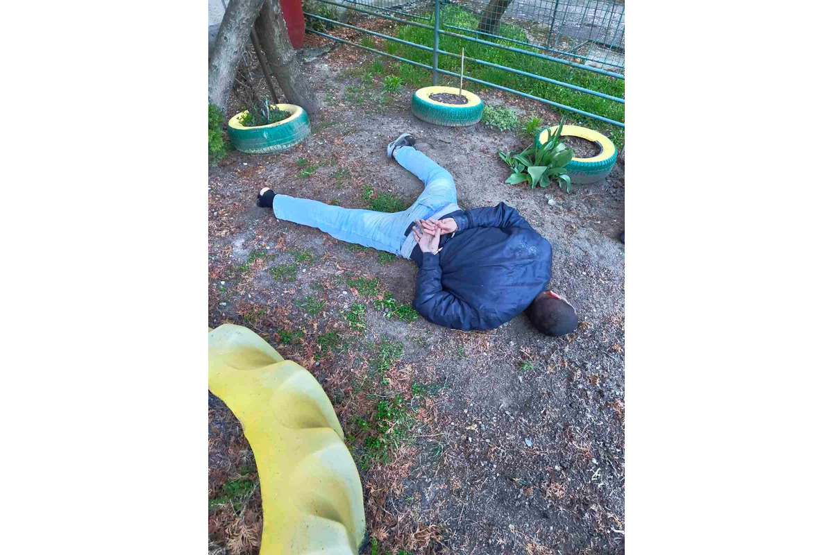 FOTO: Zdrogovaného muža, ktorý vnikol do školy v Leviciach, chytila polícia, foto 1