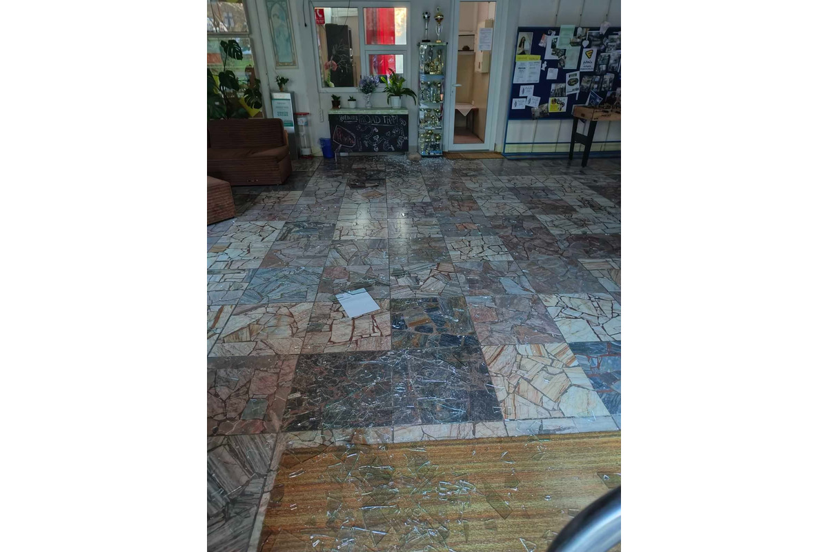 FOTO: Zdrogovaného muža, ktorý vnikol do školy v Leviciach, chytila polícia, foto 2