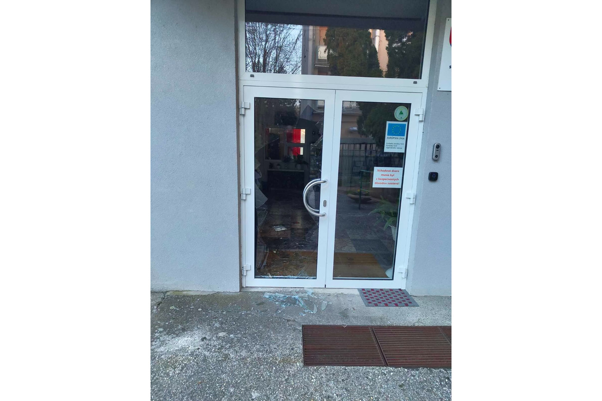 FOTO: Zdrogovaného muža, ktorý vnikol do školy v Leviciach, chytila polícia, foto 3