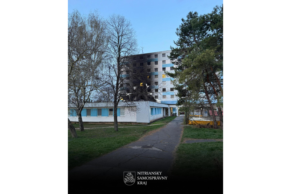 FOTO: Na internáte Spojenej školy Slančíkovej v Nitre v noci vypukol požiar, žiakov evakuovali , foto 3