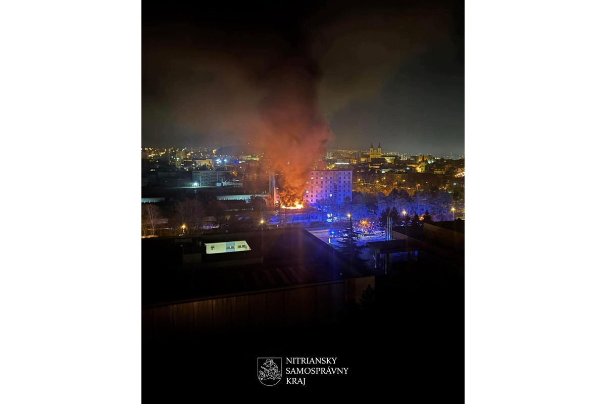FOTO: Na internáte Spojenej školy Slančíkovej v Nitre v noci vypukol požiar, žiakov evakuovali , foto 5