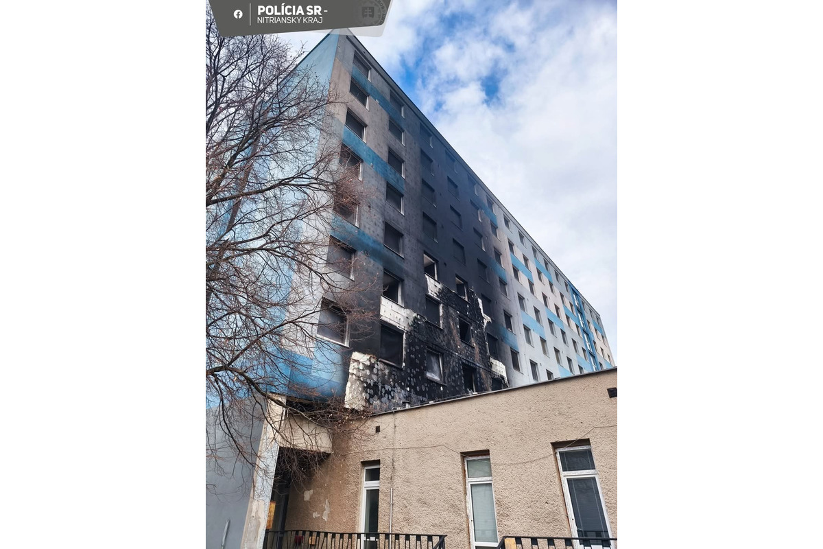 FOTO: Na internáte Spojenej školy Slančíkovej v Nitre v noci vypukol požiar, žiakov evakuovali , foto 11