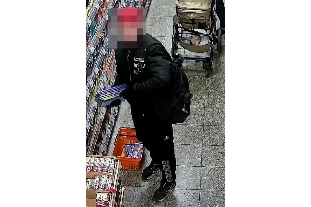 FOTO: Poznáte osoby na záberoch z bezpečnostnej kamery v nitrianskych potravinách? , foto 3