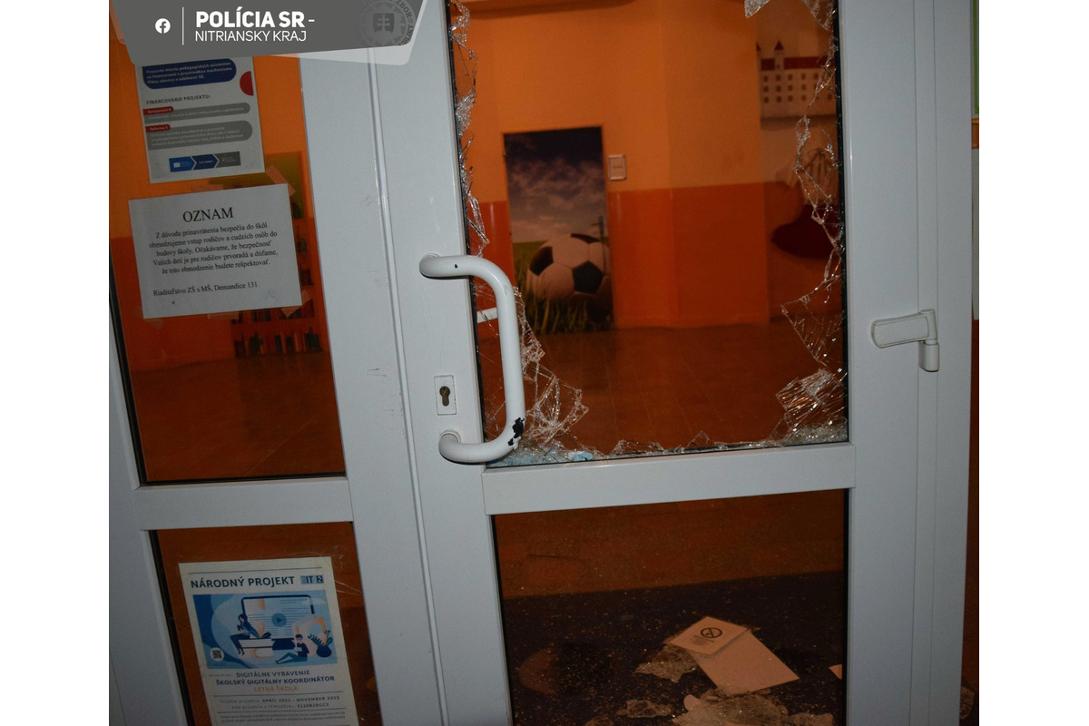 FOTO: Séria vlámačiek v školách v okresoch Levice a Nitra, foto 3