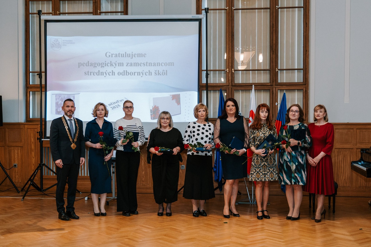 FOTO: Nitriansky samosprávny kraj ocenil najlepších stredoškolských pedagógov, foto 7