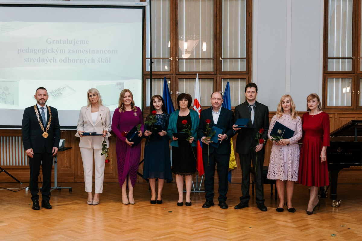 FOTO: Nitriansky samosprávny kraj ocenil najlepších stredoškolských pedagógov, foto 9