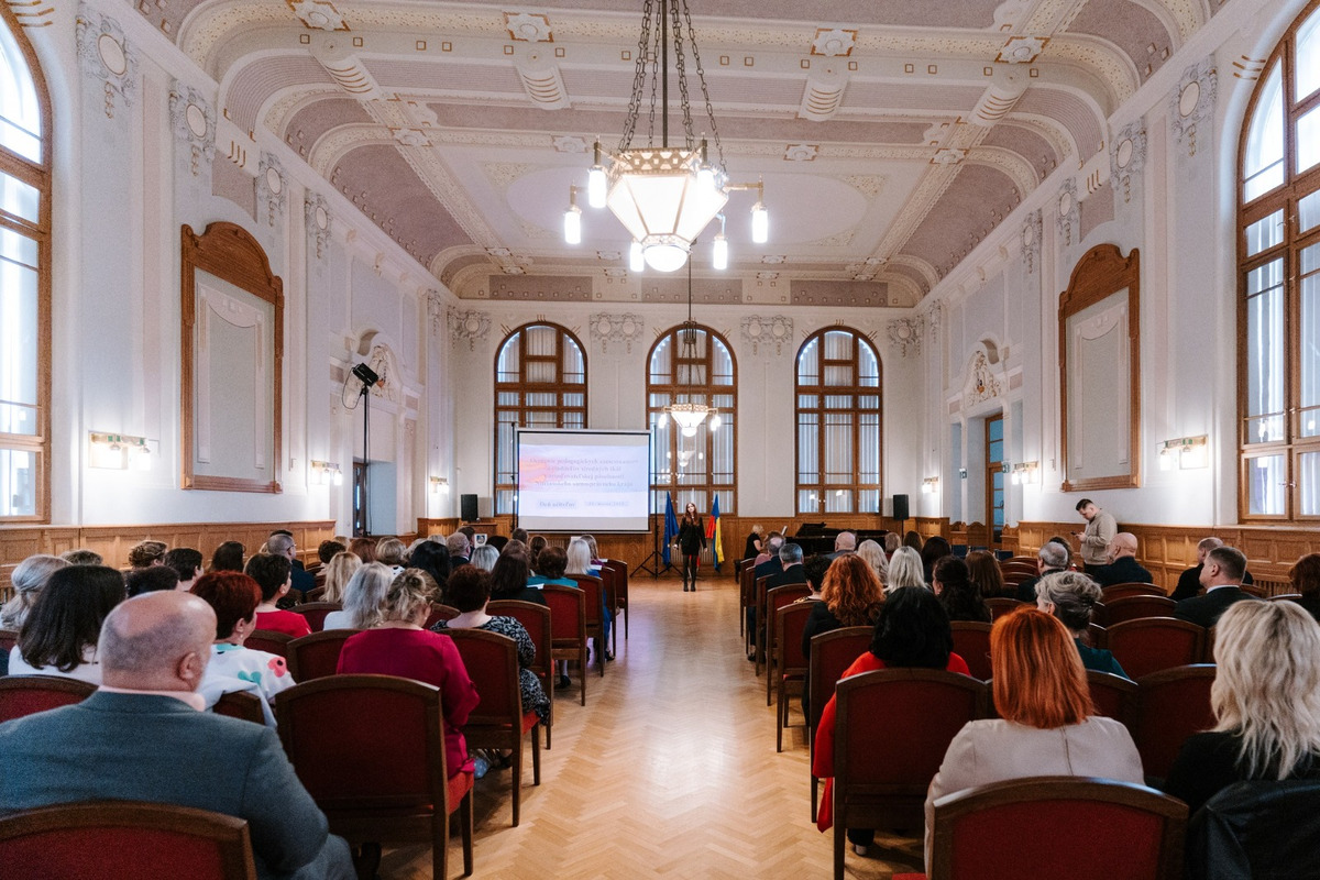 FOTO: Nitriansky samosprávny kraj ocenil najlepších stredoškolských pedagógov, foto 13