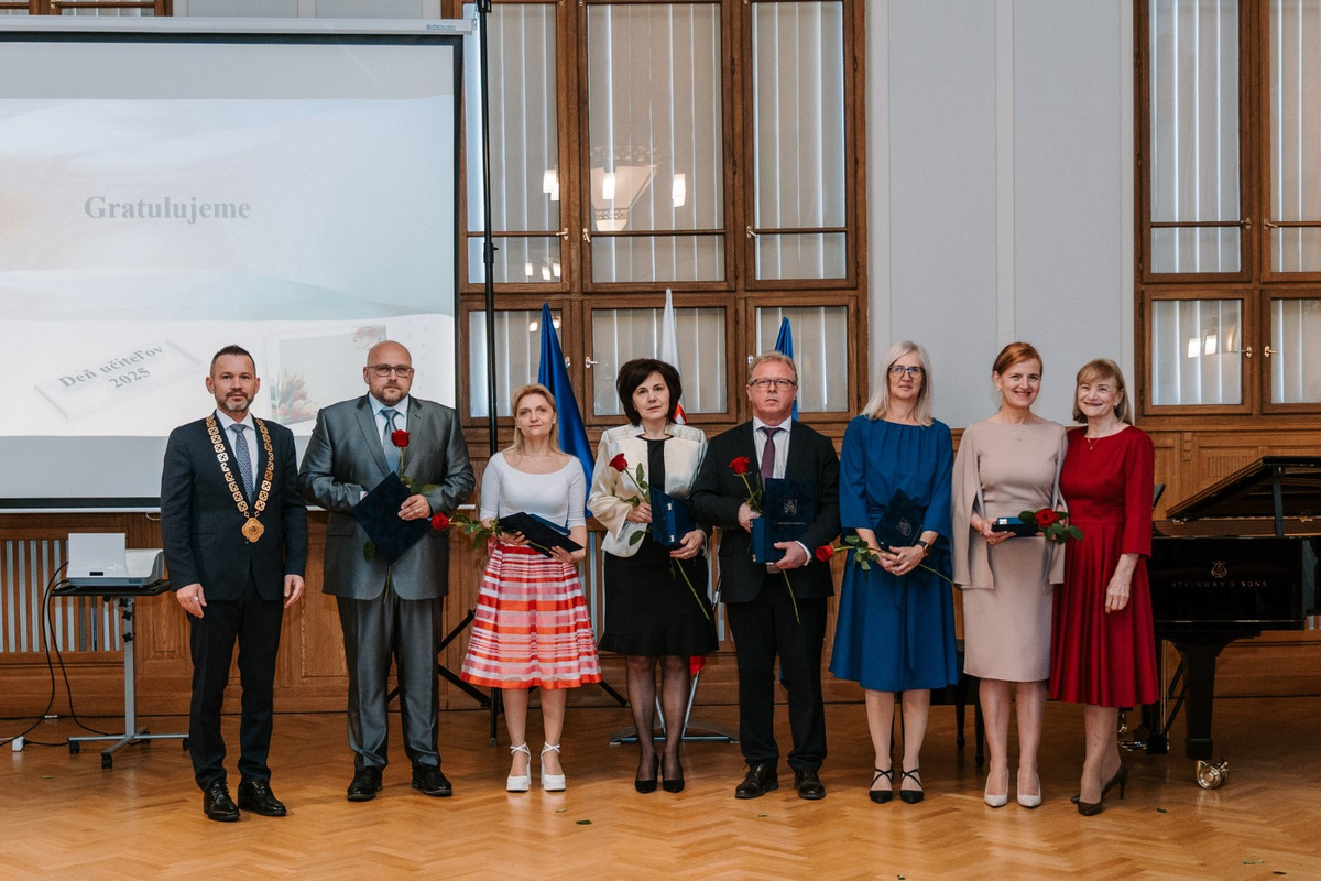 FOTO: Nitriansky samosprávny kraj ocenil najlepších stredoškolských pedagógov, foto 14