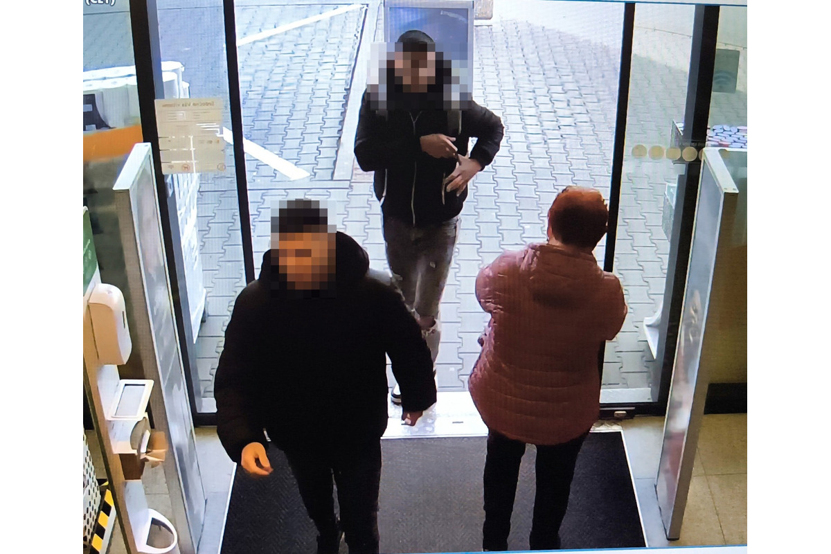 FOTO: Polícia rieši krádež v topoľčianskej drogérii. Zverejnila kamerové záznamy, foto 2