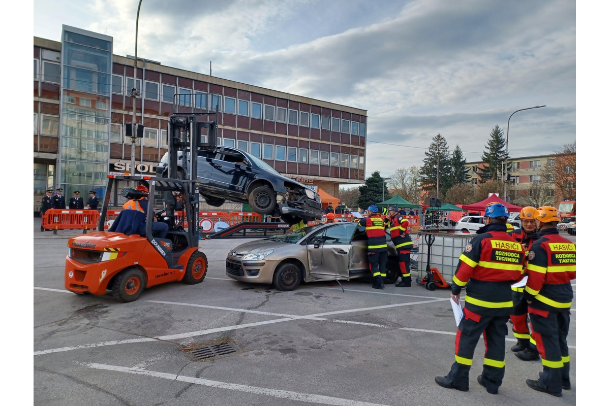 FOTO: Krajská súťaž hasičov: Vyslobodzovanie z havarovaných vozidiel, foto 3