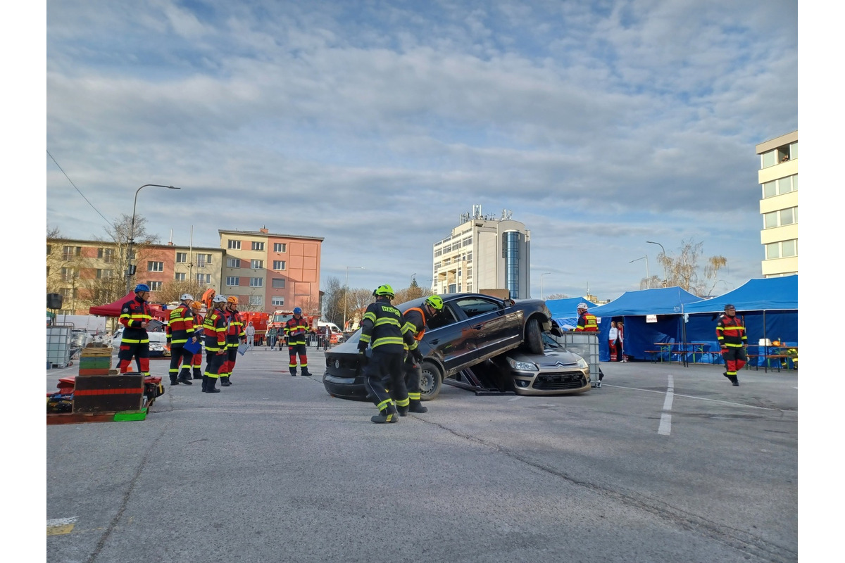 FOTO: Krajská súťaž hasičov: Vyslobodzovanie z havarovaných vozidiel, foto 4