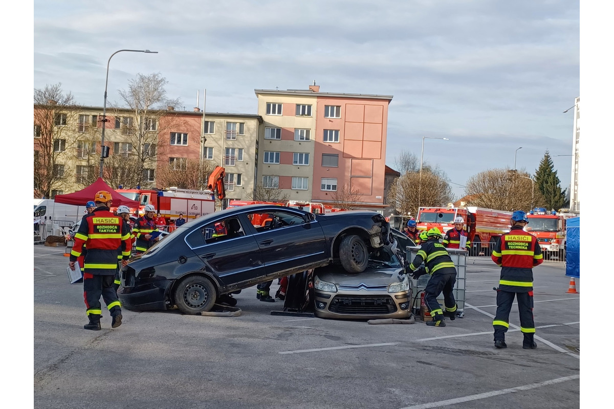 FOTO: Krajská súťaž hasičov: Vyslobodzovanie z havarovaných vozidiel, foto 5