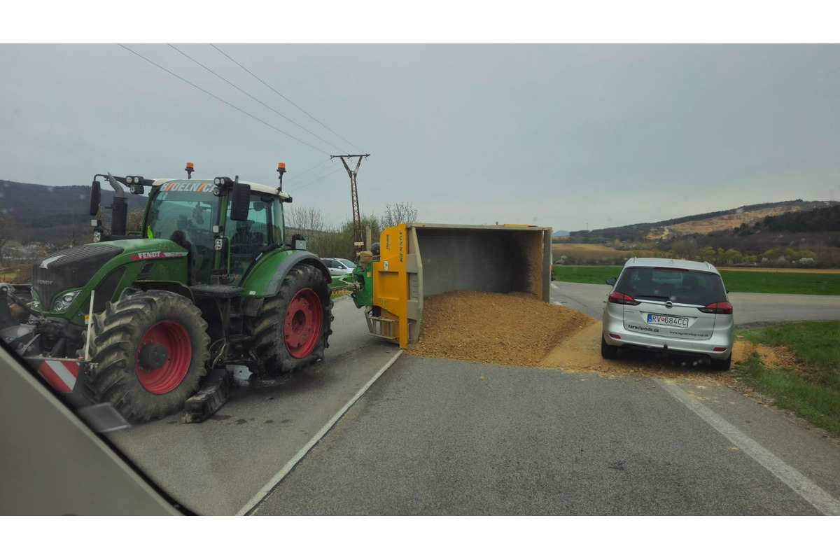 FOTO: Za Nitrou sa traktoru prevrátil príves, na cestu sa vysypala zemina, foto 2