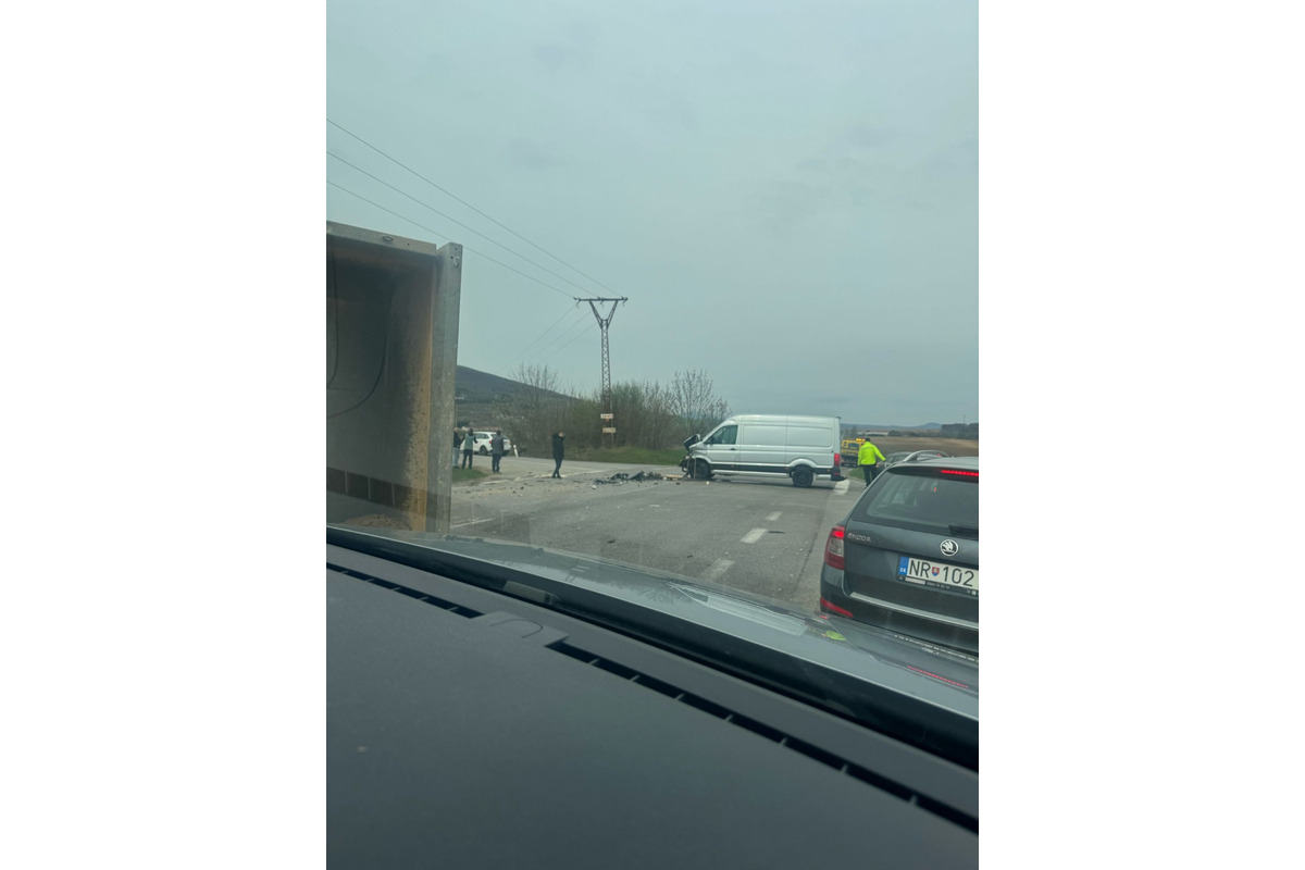 FOTO: Za Nitrou sa traktoru prevrátil príves, na cestu sa vysypala zemina, foto 3