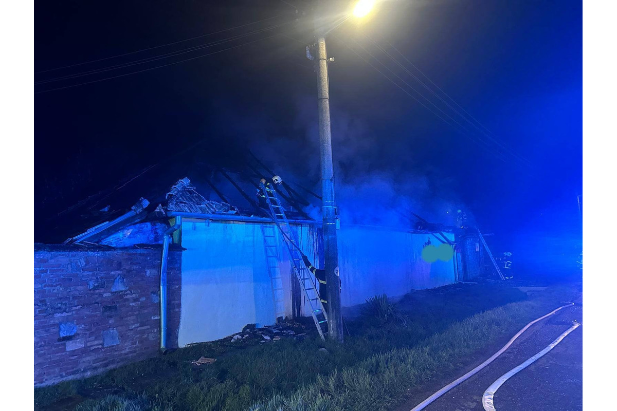 FOTO: Rodinný dom v obci Rúbaň zachvátil požiar, foto 1