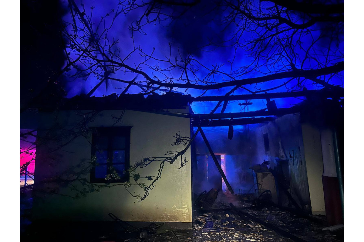 FOTO: Rodinný dom v obci Rúbaň zachvátil požiar, foto 7