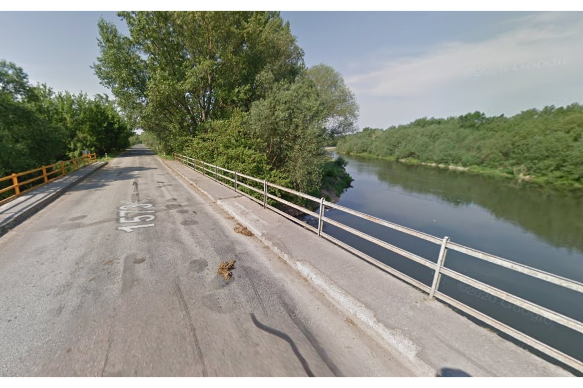 FOTO: Nebezpečný most v Jure nad Hronom pôjde k zemi, foto 3