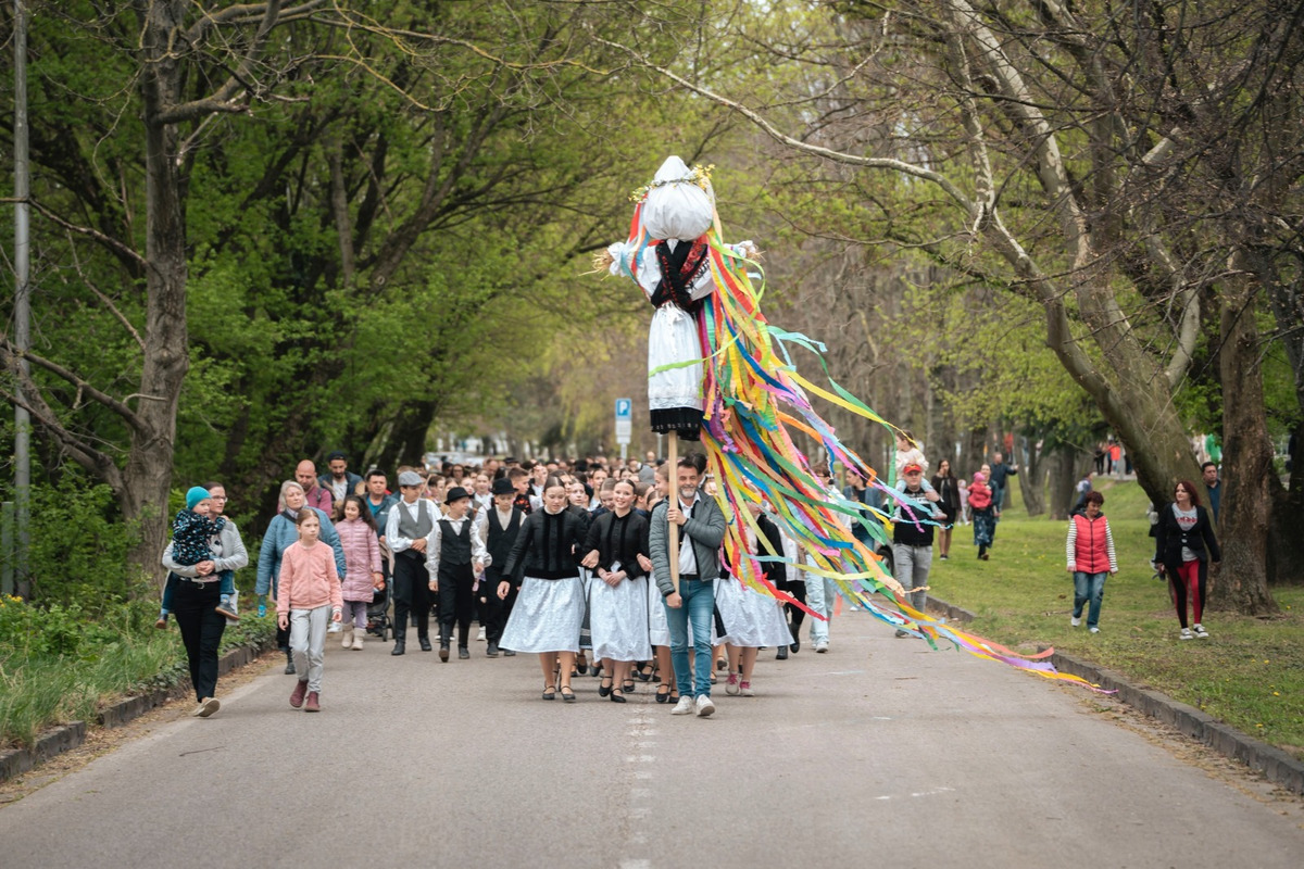 FOTO: Sviatky jari 2025 v Nitre - Vynášanie Moreny , foto 1